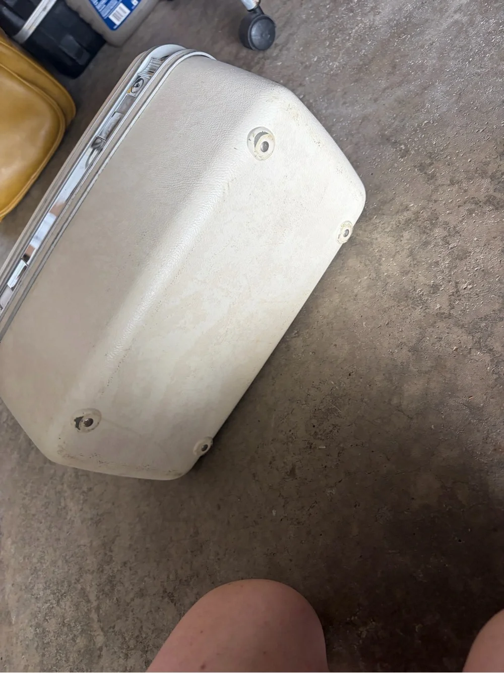 Vintage Samsonite White and Silver Vintage Makeup Train Case in great condition